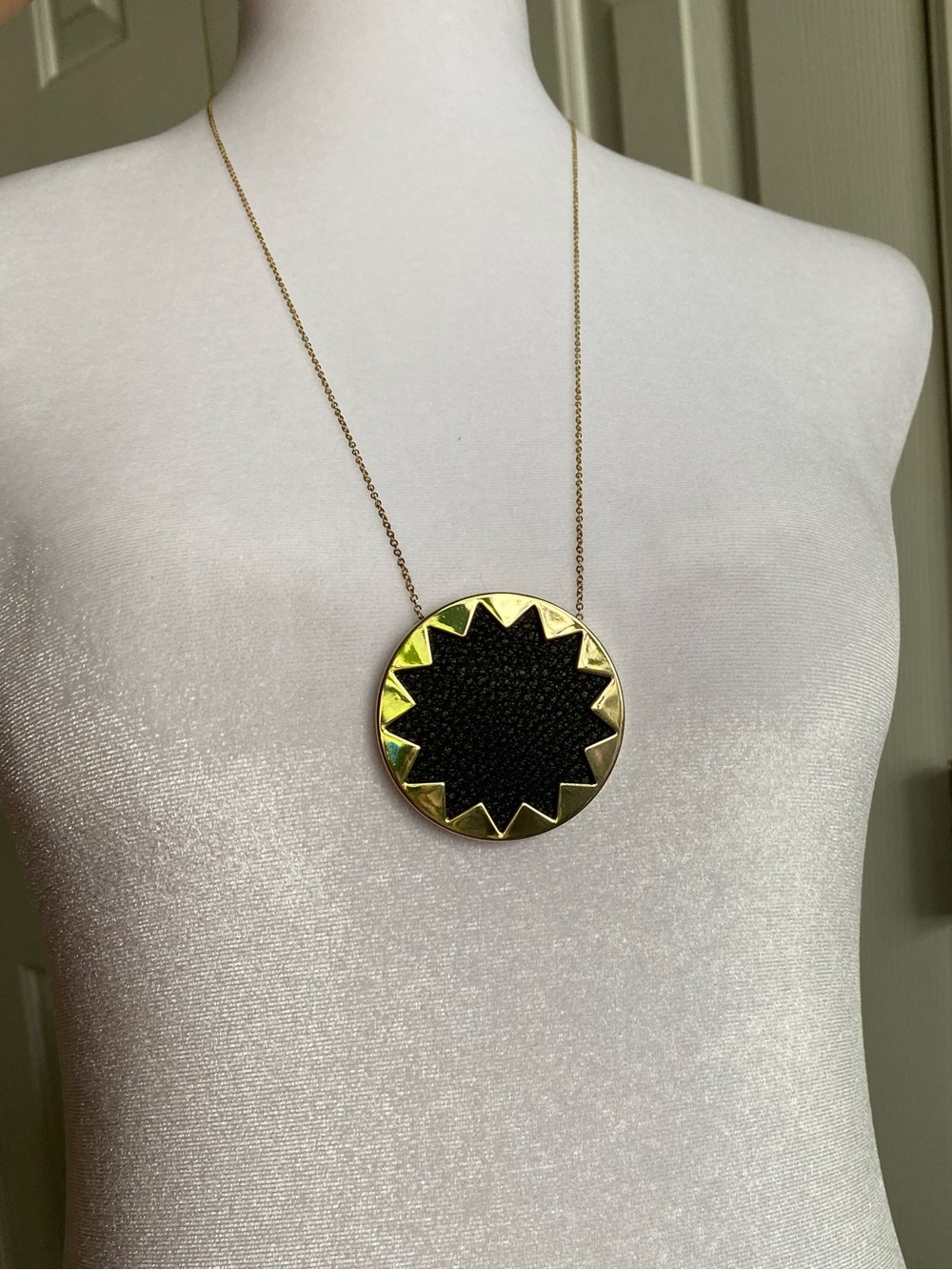 House of Harlow 1960 Gold Tone & Black Leather Sunburst Necklace - Picture 4 of 5